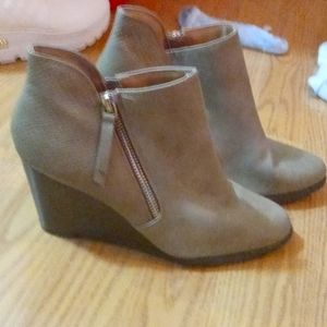 Ankle boots and black pumps